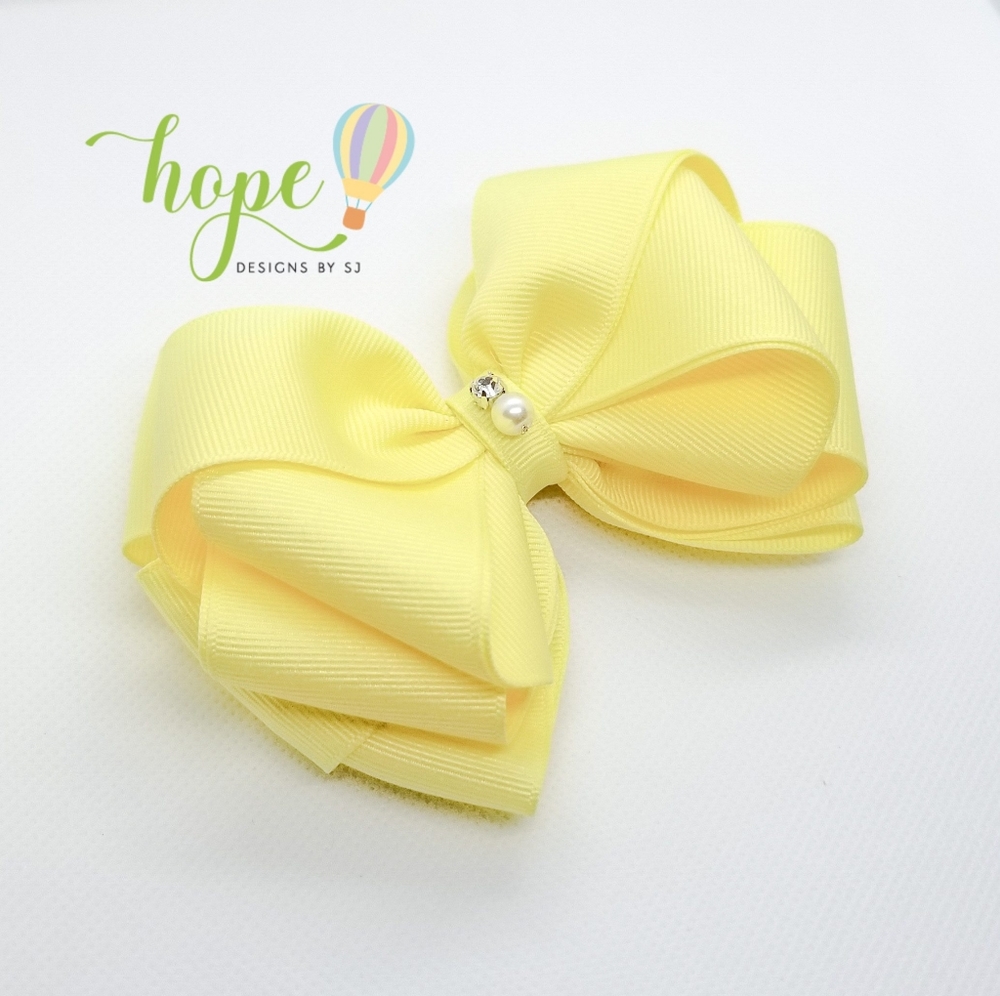 Hair bow for girls. Cute handmade bow. It is just adorable 💛.